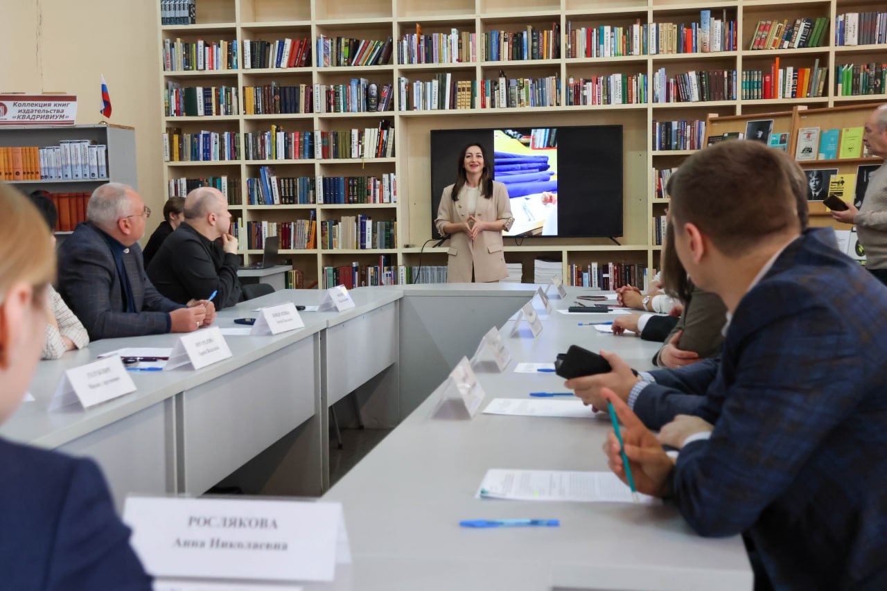 Сегодня вместе с Первым заместителем руководителя Администрации Главы ЛНР Анной Росляковой провели заседание Совета по сохранению и укреплению традиционных российских духовно-нравственных ценностей, культуры и исторической... Сегодня вместе с Первым заместителем руководителя Администрации Главы ЛНР Анной Росляковой провели заседание Совета по сохранению и укреплению традиционных российских духовно-нравственных ценностей, культуры и исторической...