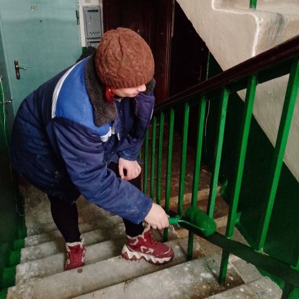 Сотрудники Краснодонского филиала Единой управляющей компании (ЕУК) продолжают работу по улучшению состояния жилого фонда на территории своего обслуживания Сотрудники Краснодонского филиала Единой управляющей компании (ЕУК) продолжают работу по улучшению состояния жилого фонда на территории своего обслуживания