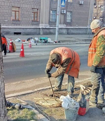 Коммунальные службы проводят работы на территории города Коммунальные службы проводят работы на территории города