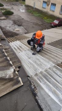 Аварийно-ремонтные службы из Удмуртии обеспечили сохранность школы в Лутугино, выполнив срочный ремонт кровли