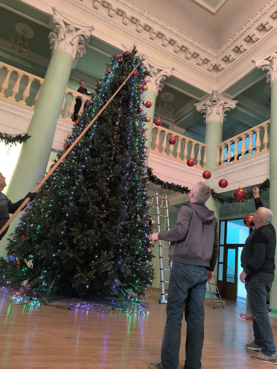 В Краснодонском Дворце культуры им. «Молодой гвардии» готовятся к встрече Нового года В Краснодонском Дворце культуры им. «Молодой гвардии» готовятся к встрече Нового года