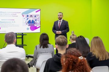 Молодёжные активисты из нашего округа приняли участие в образовательной программе «Школа молодого политика»