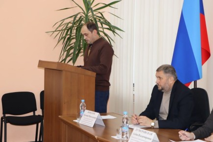 Евгений Бондарь: Совместно с руководителями структурных подразделений Администрации принял участие очередном 42-м заседании Совета Лутугинского муниципального округа I созыва
