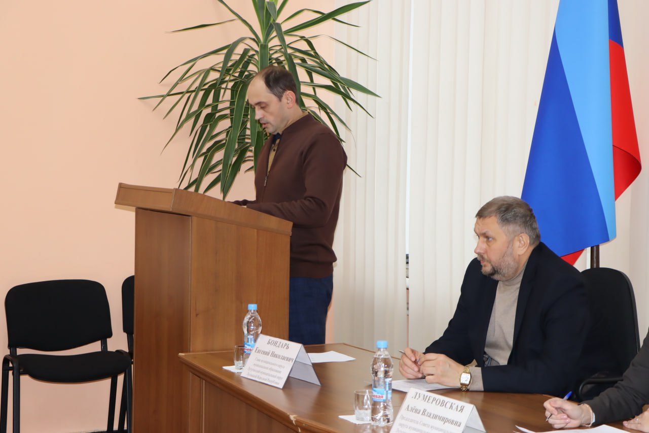 Евгений Бондарь: Совместно с руководителями структурных подразделений Администрации принял участие очередном 42-м заседании Совета Лутугинского муниципального округа I созыва