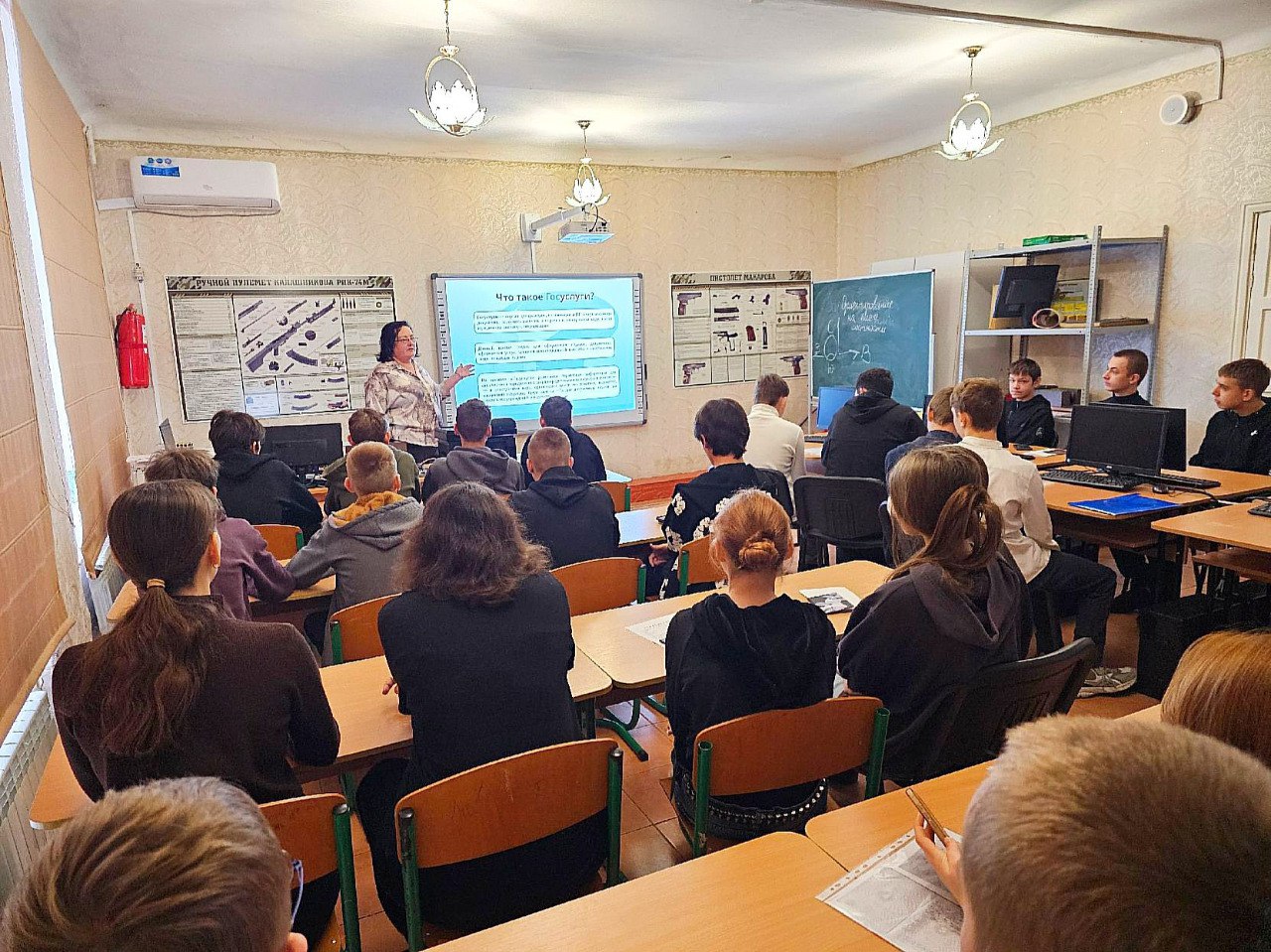 Повышение цифровой грамотности: ГБУ ЛНР «МФЦ» помогает школьникам освоить портал «Госуслуги» Повышение цифровой грамотности: ГБУ ЛНР «МФЦ» помогает школьникам освоить портал «Госуслуги»