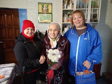 Активисты “Единой России” поздравили Полину Кулик с 90летним юбилеем