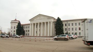 Сегодня в г. Краснодоне на площади у ДК имени «Молодой Гвардии» началась установка новогодней ёлки, высотой 16 метров