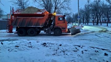 НА АВТОДОРОГАХ МУНИЦИПАЛЬНОГО ЗНАЧЕНИЯ РАБОТНИКИ МУП «СКС» ПРОВОДЯТ РАБОТЫ ПО ОБРАБОТКЕ ДОРОЖНОГО ПОКРЫТИЯ ПРОТИВОГОЛОЛЕДНЫМИ МАТЕРИАЛАМИ