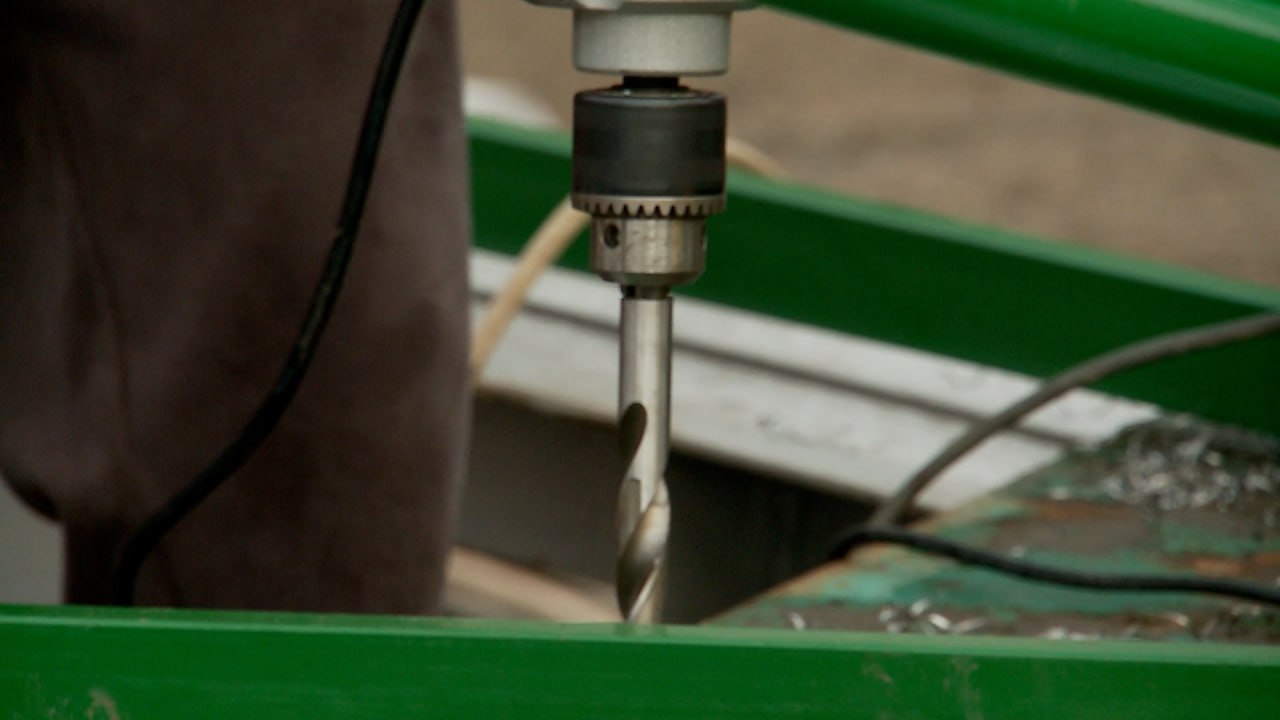 Сегодня в г. Краснодоне на площади у ДК имени «Молодой Гвардии» началась установка новогодней ёлки, высотой 16 метров Сегодня в г. Краснодоне на площади у ДК имени «Молодой Гвардии» началась установка новогодней ёлки, высотой 16 метров