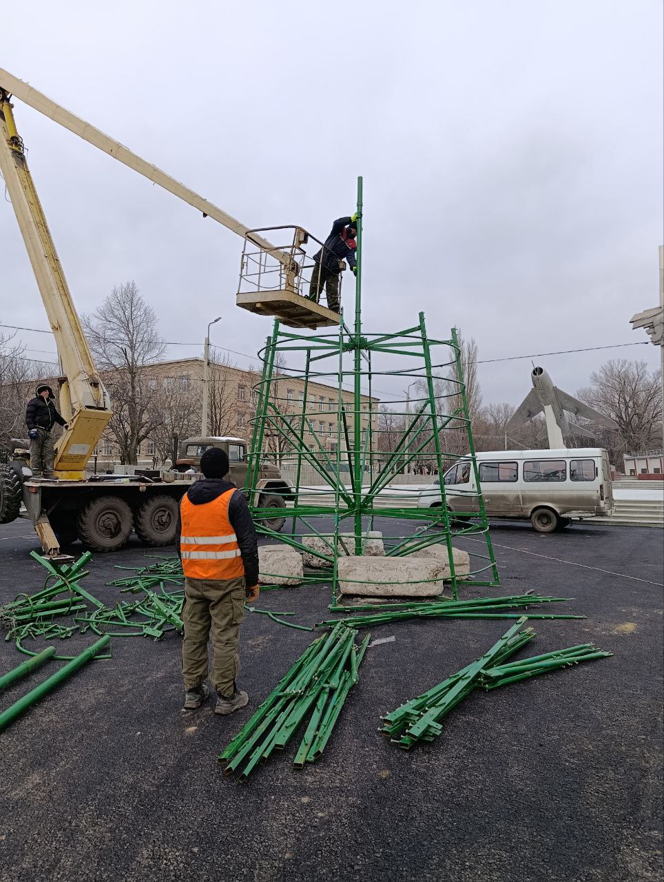 Андрей Рубанцов: В Ровеньках приступили к монтажу главной новогодней ёлки Андрей Рубанцов: В Ровеньках приступили к монтажу главной новогодней ёлки