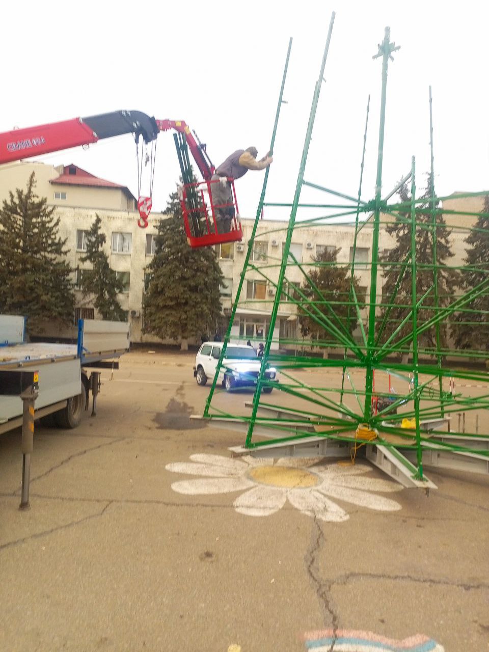 В рамках соглашения о сотрудничестве между Тюменской областью и Краснодонским муниципальным округом наш город получил замечательный новогодний подарок — великолепную елку, которая украсит центральную площадь Краснодона В рамках соглашения о сотрудничестве между Тюменской областью и Краснодонским муниципальным округом наш город получил замечательный новогодний подарок — великолепную елку, которая украсит центральную площадь Краснодона