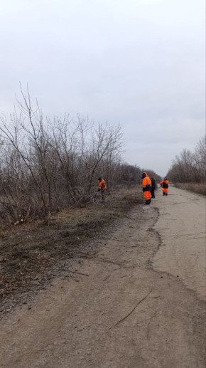 Специалистами Филиал "Антрацитовский Автодор" ГУП ЛНР "Луганский АВТОДОР" выполняются работы по покосу травы, удалении самосевной поросли, обрезке нависающих ветвей вдоль автомобильной дороги общего пользования местного...