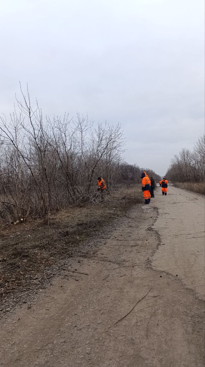 Специалистами Филиал "Антрацитовский Автодор" ГУП ЛНР "Луганский АВТОДОР" выполняются работы по покосу травы, удалении самосевной поросли, обрезке нависающих ветвей вдоль автомобильной дороги общего пользования местного...