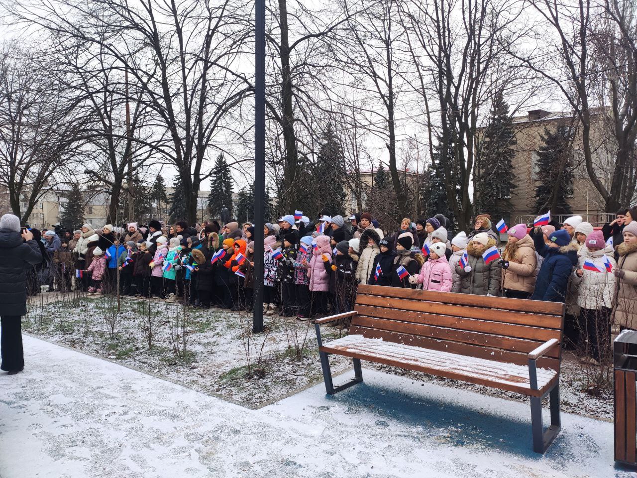В Ровеньках состоялось открытие «Каштановой аллеи» В Ровеньках состоялось открытие «Каштановой аллеи»