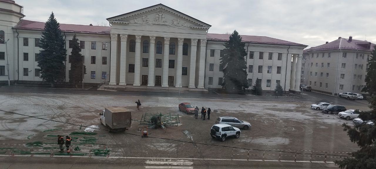 В рамках соглашения о сотрудничестве между Тюменской областью и Краснодонским муниципальным округом наш город получил замечательный новогодний подарок — великолепную елку, которая украсит центральную площадь Краснодона