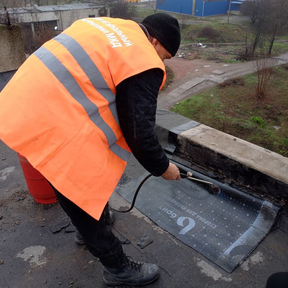 Брянковский филиал НКО «Единый региональный фонд по управлению многоквартирными домами на территории ЛНР» продолжает работы по ремонту кровель многоквартирных домов города