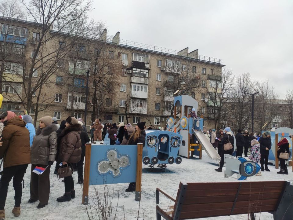 В Ровеньках состоялось открытие «Каштановой аллеи» В Ровеньках состоялось открытие «Каштановой аллеи»