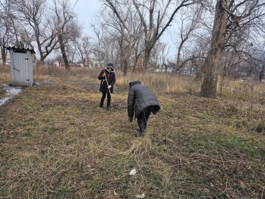 Чистота и порядок в пгт Кленовый: сотрудники МУП "ЖЭК" продолжают работы по благоустройству!