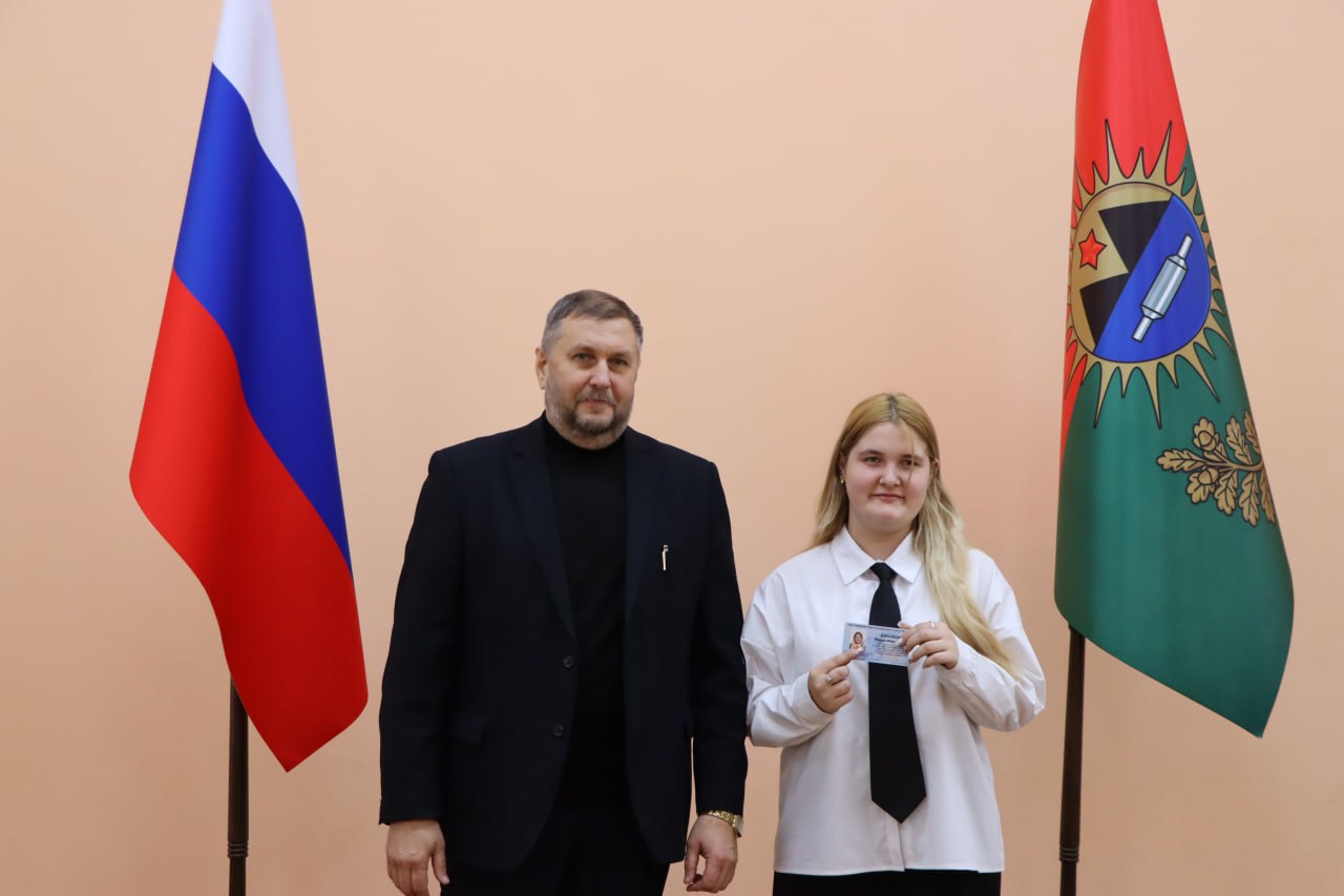 Евгений Бондарь: В своей работе мы опираемся на принципиальную позицию нашего Главы Леонида Ивановича Пасечника: «Молодёжь — это наше будущее, наша надежда и опора. Мы должны создавать все условия для их развития... Евгений Бондарь: В своей работе мы опираемся на принципиальную позицию нашего Главы Леонида Ивановича Пасечника: «Молодёжь — это наше будущее, наша надежда и опора. Мы должны создавать все условия для их развития...