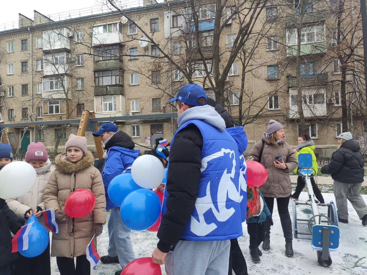 В Ровеньках состоялось открытие «Каштановой аллеи» В Ровеньках состоялось открытие «Каштановой аллеи»