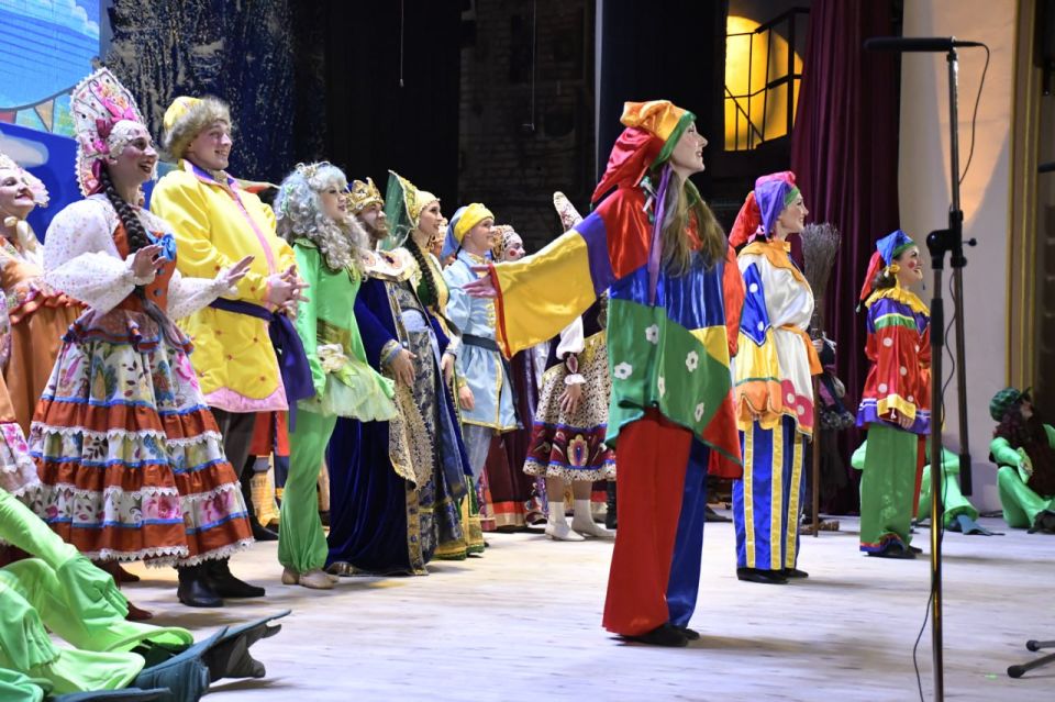 Народная сказка в шедевральном исполнении: Волжский хор покорил Луганск Народная сказка в шедевральном исполнении: Волжский хор покорил Луганск