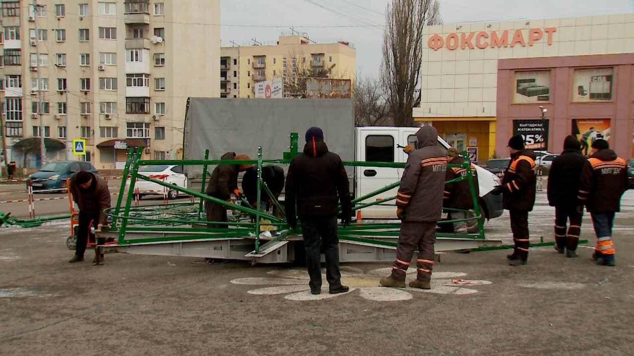 Сегодня в г. Краснодоне на площади у ДК имени «Молодой Гвардии» началась установка новогодней ёлки, высотой 16 метров Сегодня в г. Краснодоне на площади у ДК имени «Молодой Гвардии» началась установка новогодней ёлки, высотой 16 метров