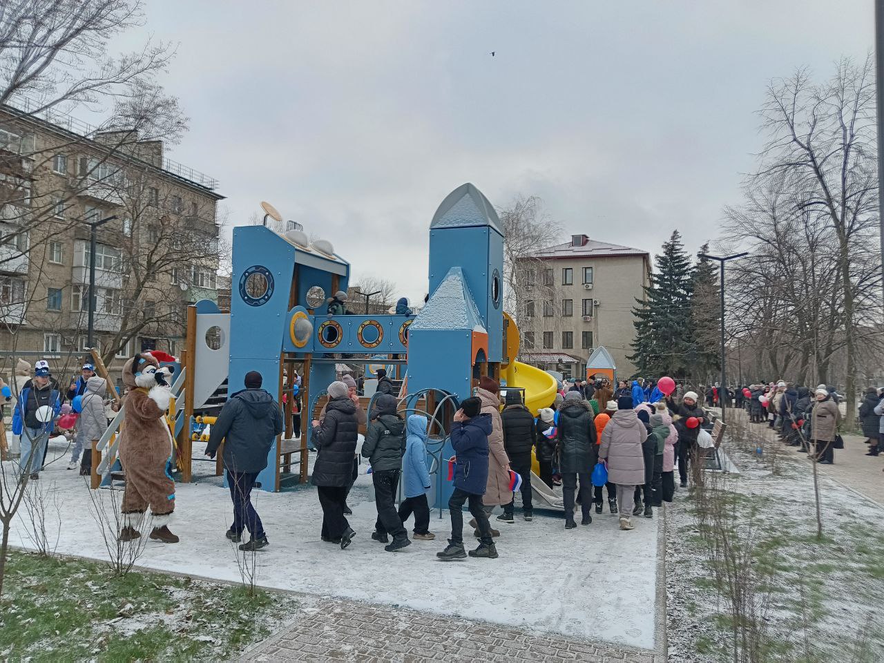Сегодня в городе Ровеньки состоялось торжественное открытие «Каштановой аллеи» Сегодня в городе Ровеньки состоялось торжественное открытие «Каштановой аллеи»
