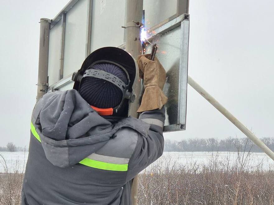 Сергей Колягин: На одном из личных приемов ко мне обратились жители поселка шахты «Родина» города Золотое с вполне обоснованной просьбой: установить указатели с наименованием их населенного пункта, которые помогут водителям... Сергей Колягин: На одном из личных приемов ко мне обратились жители поселка шахты «Родина» города Золотое с вполне обоснованной просьбой: установить указатели с наименованием их населенного пункта, которые помогут водителям...