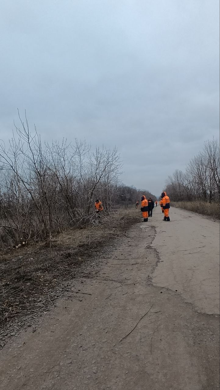 Специалистами Филиал "Антрацитовский Автодор" ГУП ЛНР "Луганский АВТОДОР" выполняются работы по покосу травы, удалении самосевной поросли, обрезке нависающих ветвей вдоль автомобильной дороги общего пользования местного... Специалистами Филиал "Антрацитовский Автодор" ГУП ЛНР "Луганский АВТОДОР" выполняются работы по покосу травы, удалении самосевной поросли, обрезке нависающих ветвей вдоль автомобильной дороги общего пользования местного...