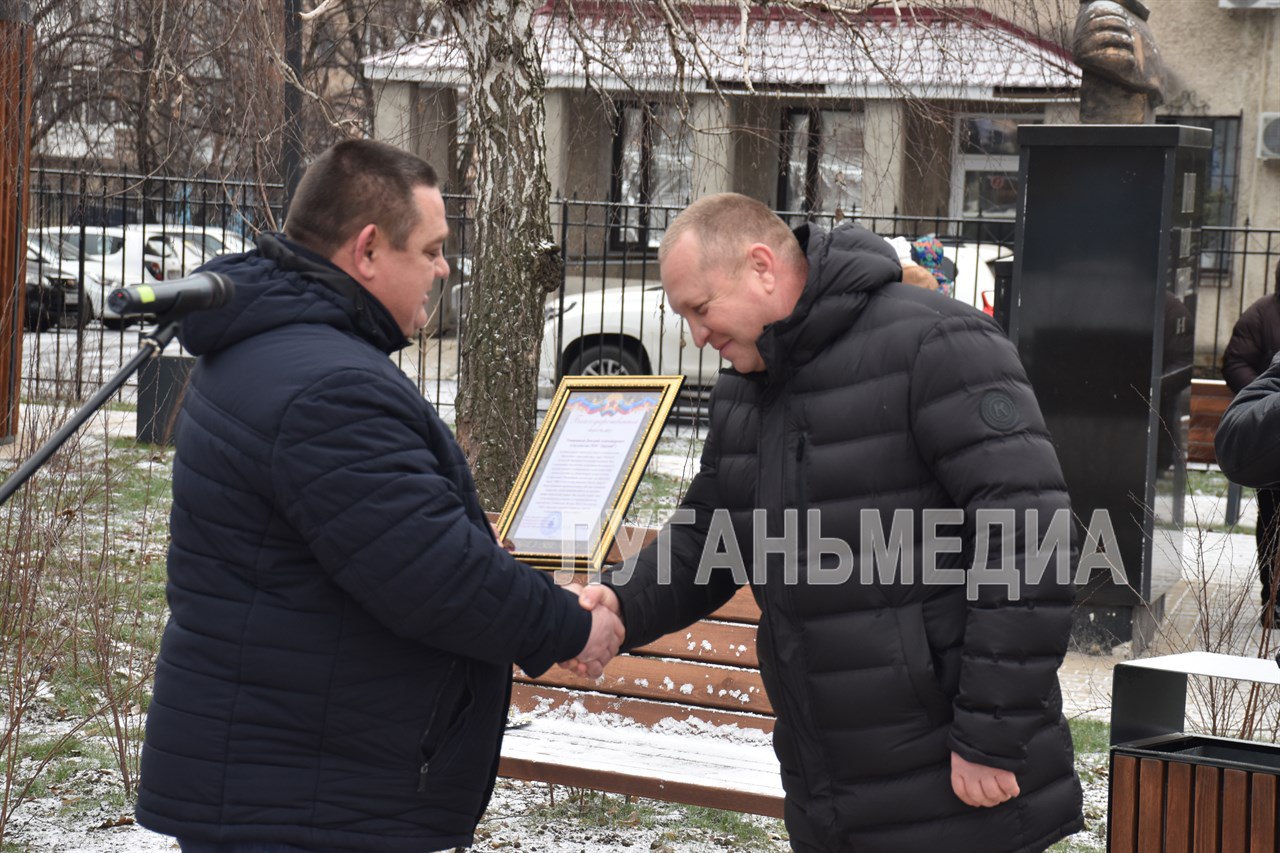 В преддверии новогодних праздников для детворы и жителей города Ровеньки торжественно открыли благоустроенную территорию проекта «Каштановая аллея» В преддверии новогодних праздников для детворы и жителей города Ровеньки торжественно открыли благоустроенную территорию проекта «Каштановая аллея»