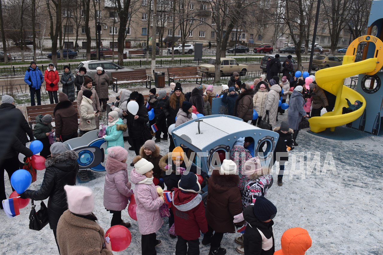 В преддверии новогодних праздников для детворы и жителей города Ровеньки торжественно открыли благоустроенную территорию проекта «Каштановая аллея» В преддверии новогодних праздников для детворы и жителей города Ровеньки торжественно открыли благоустроенную территорию проекта «Каштановая аллея»