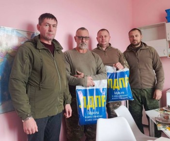 ПЛЕЧОМ К ПЛЕЧУ. Депутат Совета Ровеньковского городского округа от фракции ЛДПР Павел Старостенко совместно со студентами Ровеньковского технико-экономического колледжа встретился с военнослужащими Соледарского направления