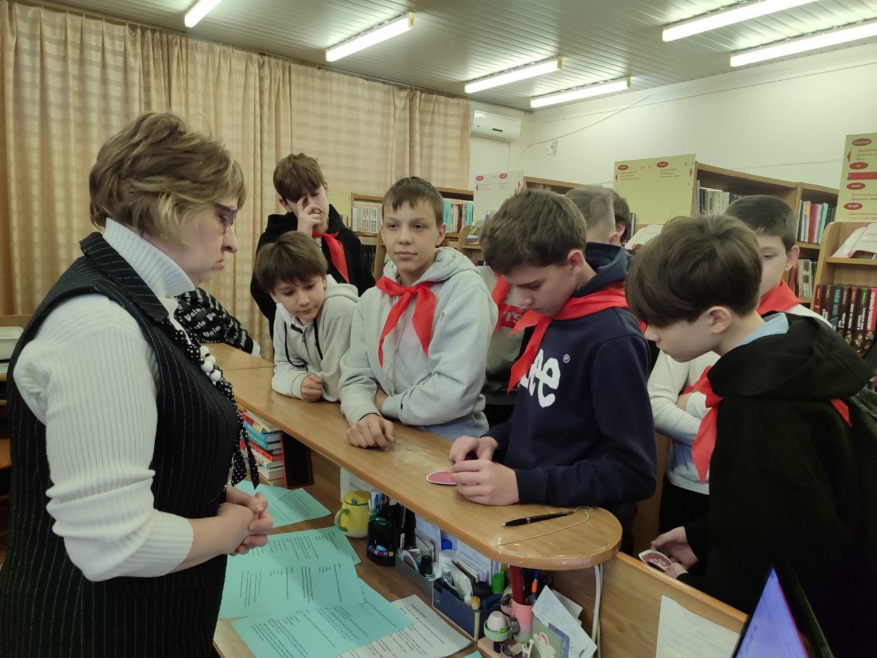 Новогоднее приключение в молодёжной библиотеке: школьники прошли волшебный библиоквест Новогоднее приключение в молодёжной библиотеке: школьники прошли волшебный библиоквест