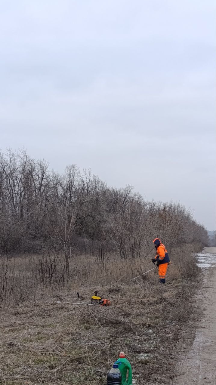 Специалистами Филиал "Антрацитовский Автодор" ГУП ЛНР "Луганский АВТОДОР" выполняются работы по покосу травы, удалении самосевной поросли, обрезке нависающих ветвей вдоль автомобильной дороги общего пользования местного... Специалистами Филиал "Антрацитовский Автодор" ГУП ЛНР "Луганский АВТОДОР" выполняются работы по покосу травы, удалении самосевной поросли, обрезке нависающих ветвей вдоль автомобильной дороги общего пользования местного...