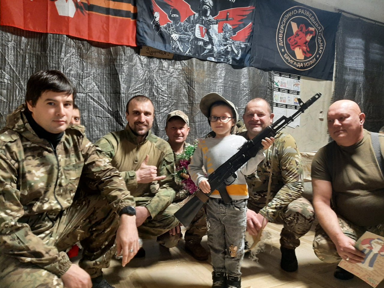 Отдел по обеспечению жизнедеятельности г. Артемовск, в лице начальника отдела Виталия Лычаного и воспитанники детского сада «Огонек» поздравили военнослужащих с наступающими новогодними праздниками Отдел по обеспечению жизнедеятельности г. Артемовск, в лице начальника отдела Виталия Лычаного и воспитанники детского сада «Огонек» поздравили военнослужащих с наступающими новогодними праздниками