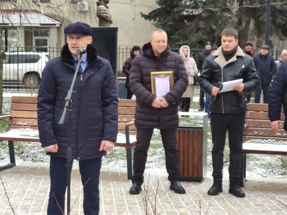 В Ровеньках состоялось открытие «Каштановой аллеи» В Ровеньках состоялось открытие «Каштановой аллеи»
