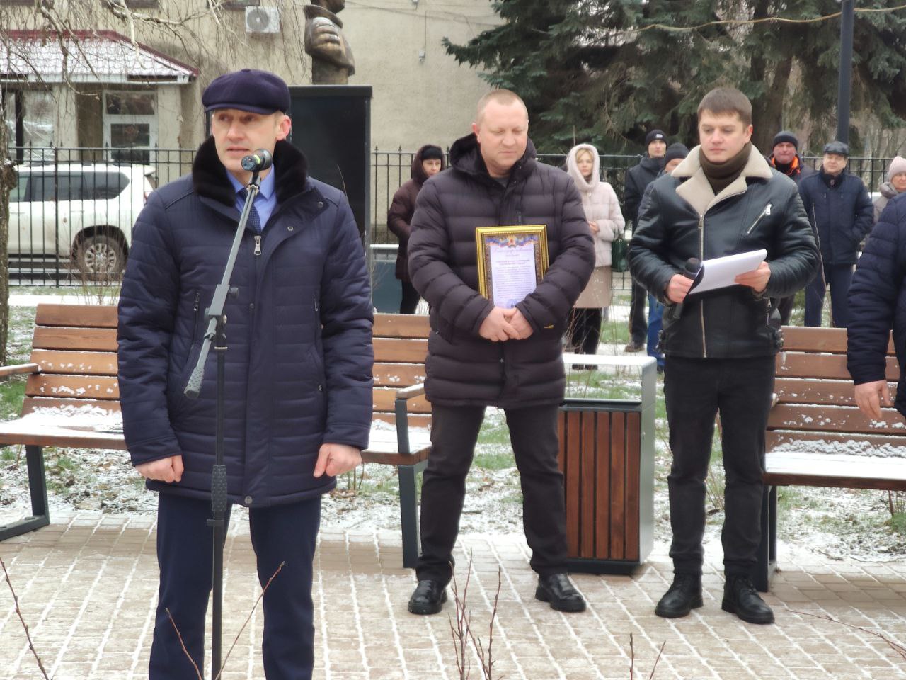 В Ровеньках состоялось открытие «Каштановой аллеи» В Ровеньках состоялось открытие «Каштановой аллеи»