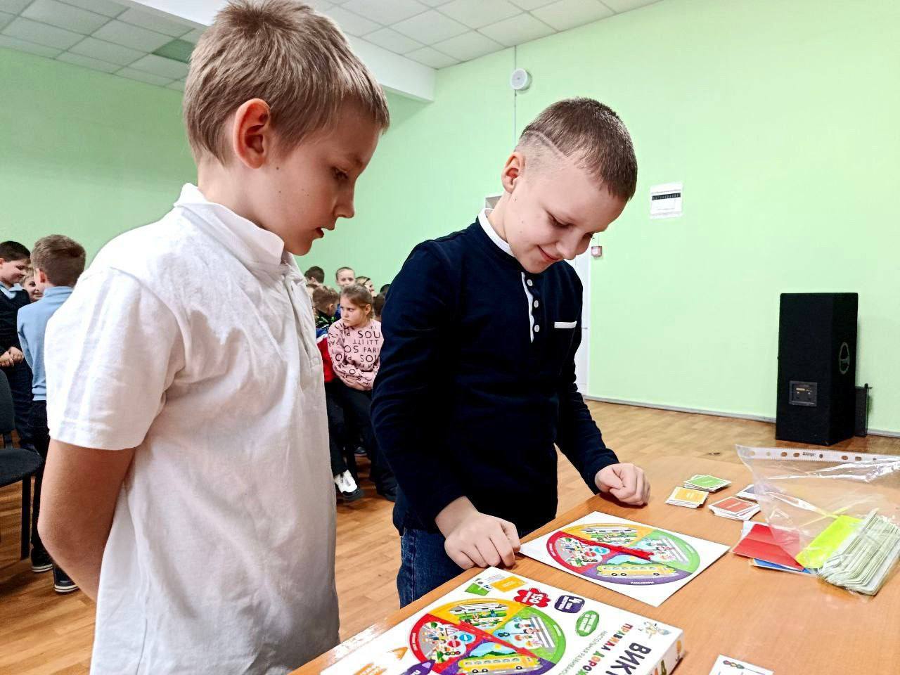 В Новоайдарской средней школе прошла акция «Я за безопасные дороги» В Новоайдарской средней школе прошла акция «Я за безопасные дороги»