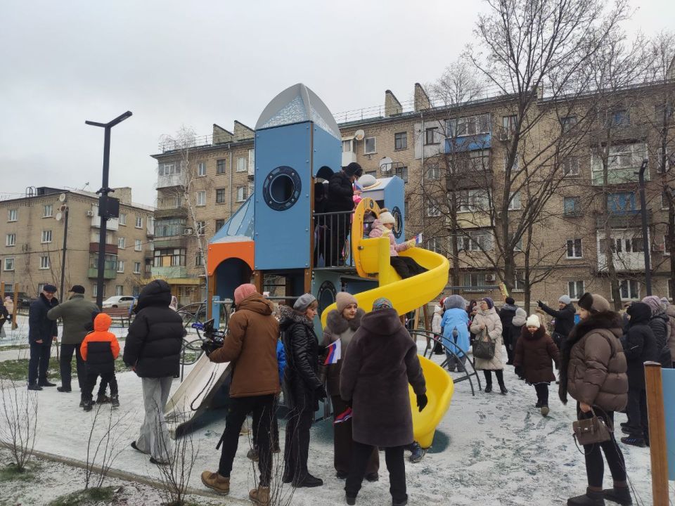 В Ровеньках состоялось открытие «Каштановой аллеи» В Ровеньках состоялось открытие «Каштановой аллеи»