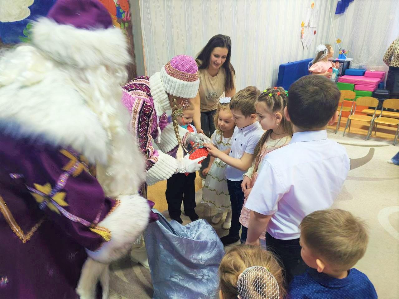 В Лутугинском округе наступила пора зимнего волшебства: с визитом прибыли удмуртские волшебники Тол Бабай и Лымы Ныл В Лутугинском округе наступила пора зимнего волшебства: с визитом прибыли удмуртские волшебники Тол Бабай и Лымы Ныл