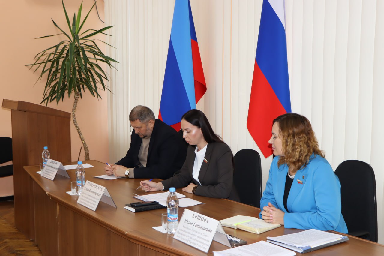 Евгений Бондарь: Совместно с руководителями структурных подразделений Администрации принял участие очередном 42-м заседании Совета Лутугинского муниципального округа I созыва Евгений Бондарь: Совместно с руководителями структурных подразделений Администрации принял участие очередном 42-м заседании Совета Лутугинского муниципального округа I созыва