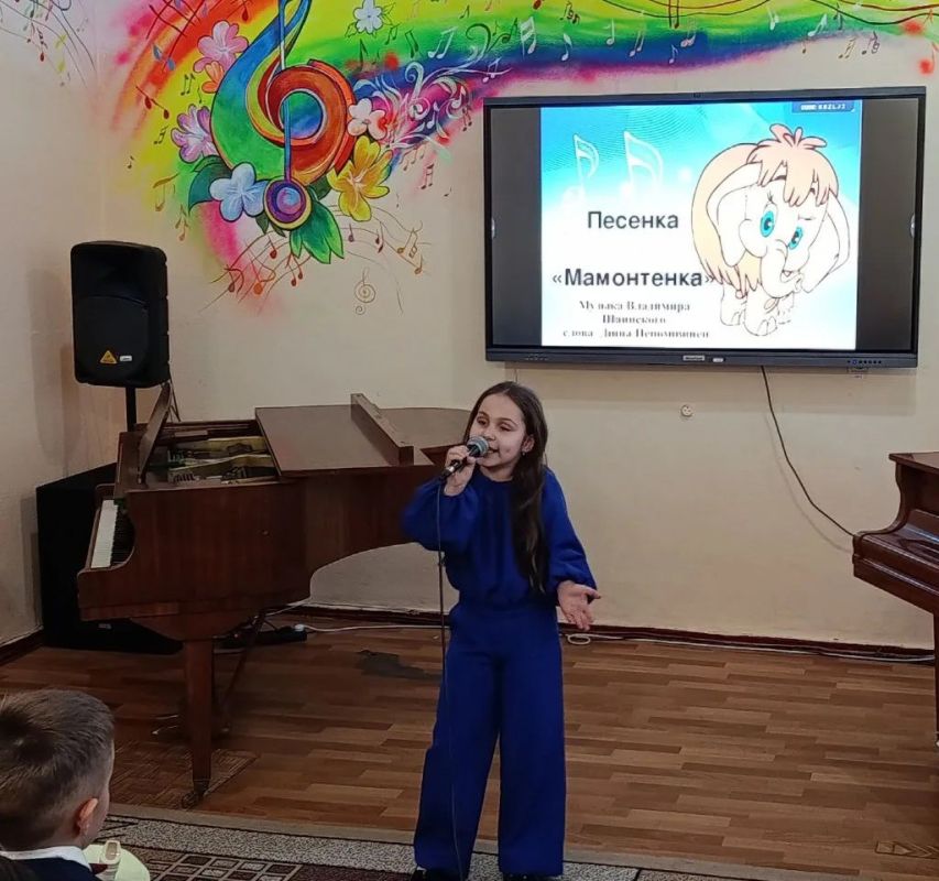 В Антрацитовской детской музыкальной школе прошел концерт «Вместе весело шагать», посвящённый 100-летию со дня рождения Владимира Яковлевича Шаинского В Антрацитовской детской музыкальной школе прошел концерт «Вместе весело шагать», посвящённый 100-летию со дня рождения Владимира Яковлевича Шаинского
