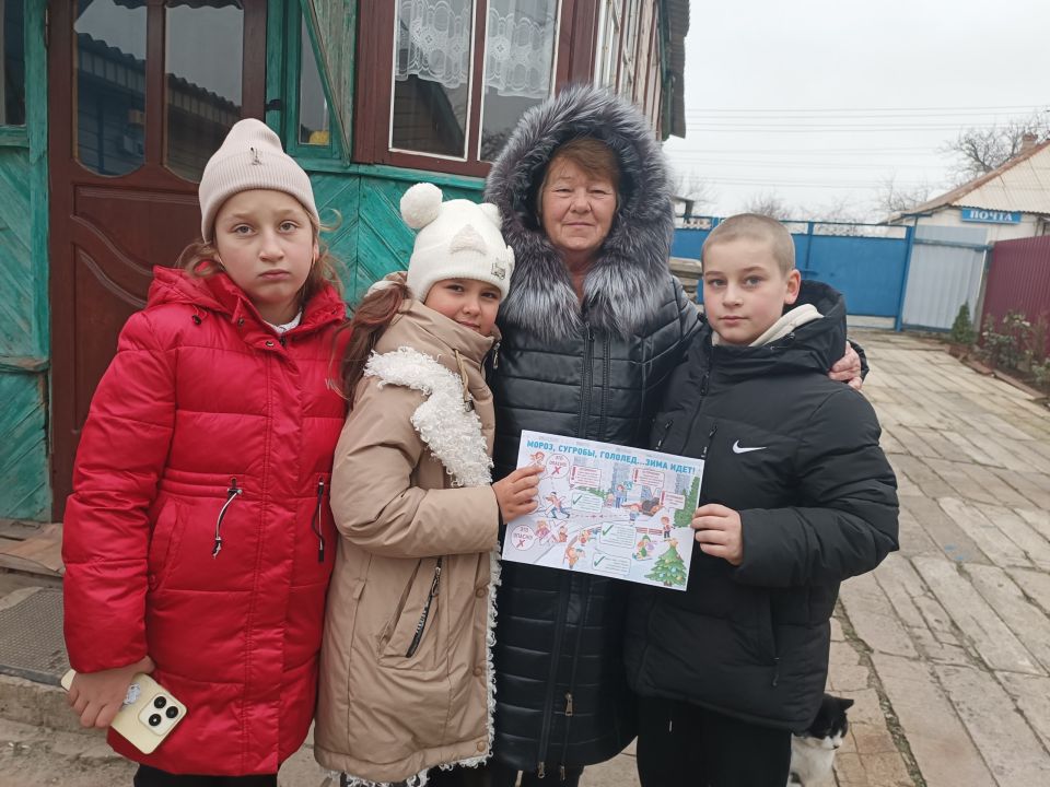 В творческом объединении «Азбука натуралиста» прошла уличная акция в преддверии зимних каникул с распространением памяток «Безопасность детей на дорогах зимой» В творческом объединении «Азбука натуралиста» прошла уличная акция в преддверии зимних каникул с распространением памяток «Безопасность детей на дорогах зимой»