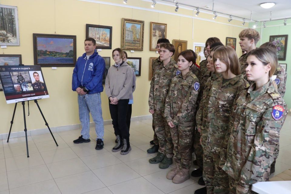 Яна Сылкина: В городскую галерею искусств переданы портреты двух Героев России, которые погибли при освобождении Северодонецка - Александра Стефанова и Адама Хамхоева Яна Сылкина: В городскую галерею искусств переданы портреты двух Героев России, которые погибли при освобождении Северодонецка - Александра Стефанова и Адама Хамхоева