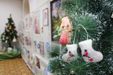 В Луганском центре народного творчества открылась ежегодная новогодняя выставка «Новогодняя феерия»