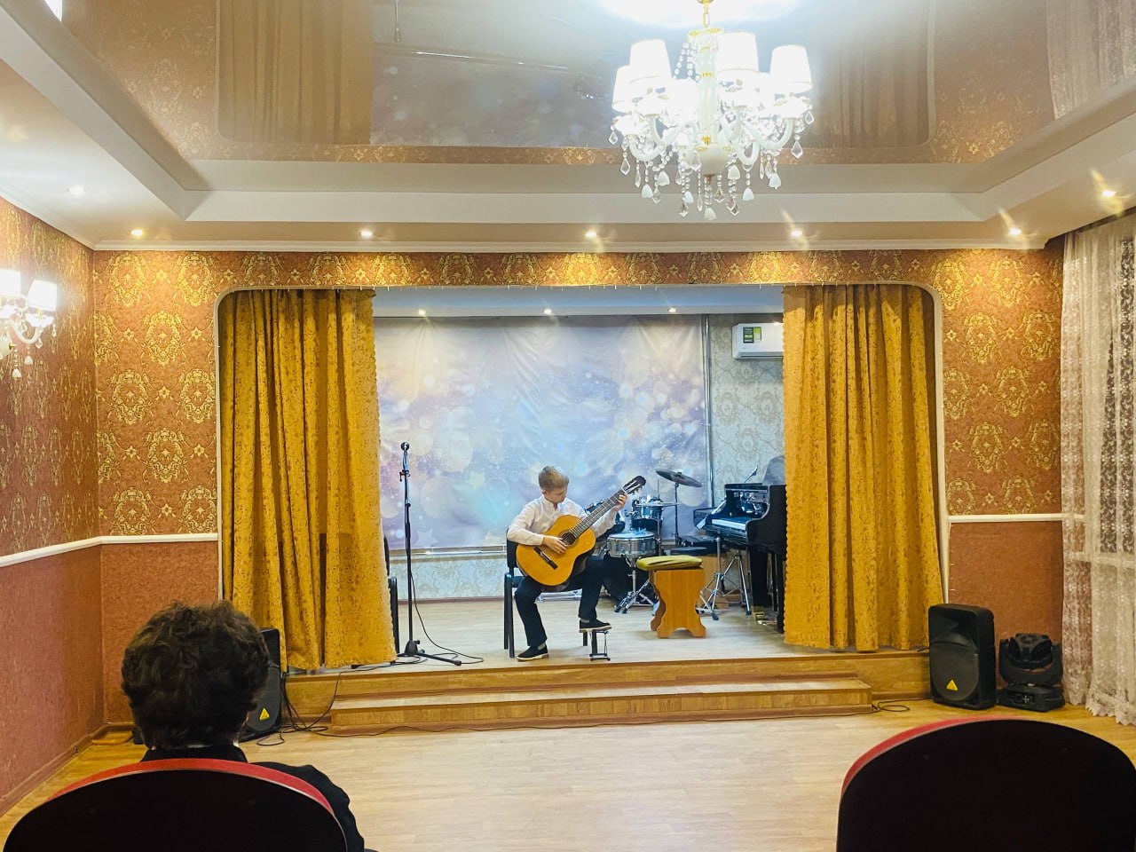 В Лутугинской детской музыкальной школе имени А. П. Тертычного состоялся академический концерт по классу гитары, продемонстрировавший достижения учащихся и их преподавателей В Лутугинской детской музыкальной школе имени А. П. Тертычного состоялся академический концерт по классу гитары, продемонстрировавший достижения учащихся и их преподавателей