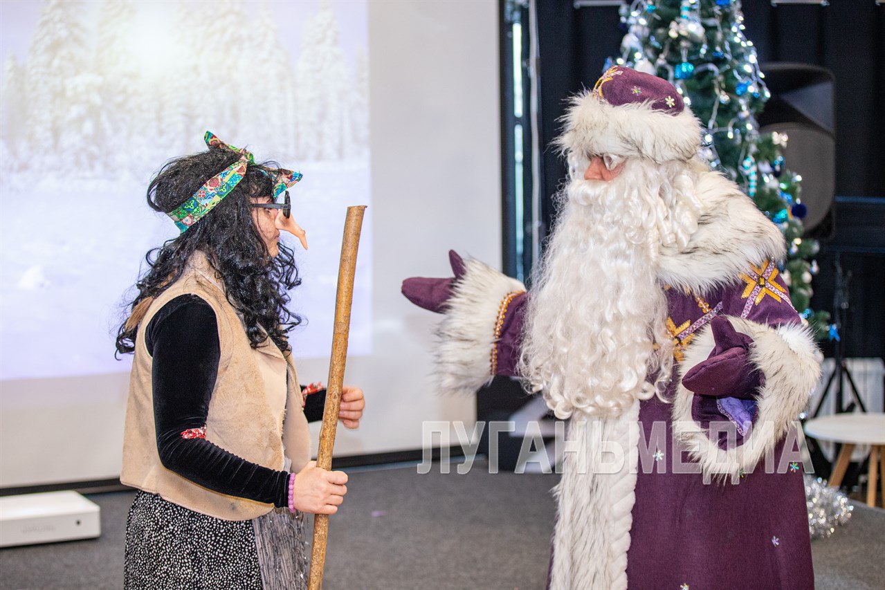 Дед Мороз из Удмуртии поздравил детей ЛНР с Новым годом Дед Мороз из Удмуртии поздравил детей ЛНР с Новым годом