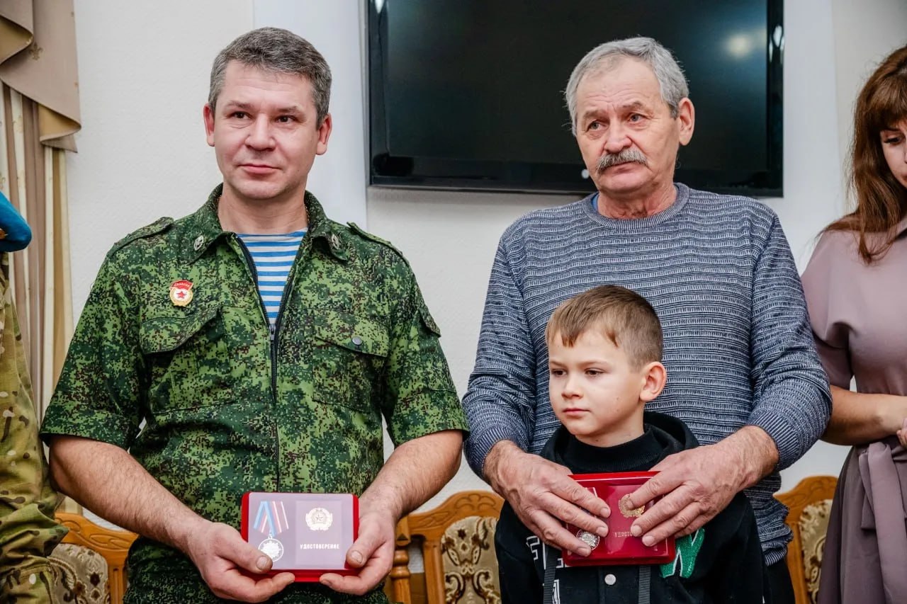 Защитники Отечества получили награды за подвиг, совершенный при обороне Луганска в 2014 году Защитники Отечества получили награды за подвиг, совершенный при обороне Луганска в 2014 году