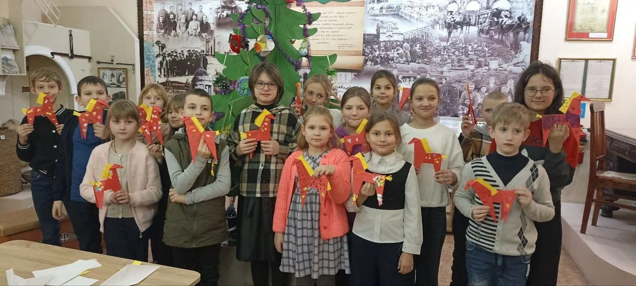 Новогодние традиции сквозь века: в Старобельском музее прошла творческая встреча Новогодние традиции сквозь века: в Старобельском музее прошла творческая встреча