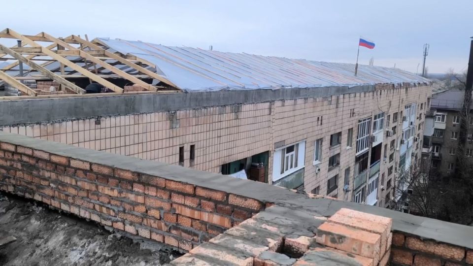 Тюменские строители завершили возведение парапета на кровле дома № 9 на ул. П. Котова в Краснодоне. Ранее этой ограждающей конструкции здесь не было совсем Тюменские строители завершили возведение парапета на кровле дома № 9 на ул. П. Котова в Краснодоне. Ранее этой ограждающей конструкции здесь не было совсем
